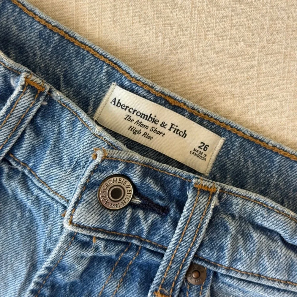 Abercrombie & Fitch Curve Love High Rise Mom Short Denim Distressed Blue Size 26 - Picture 4 of 7